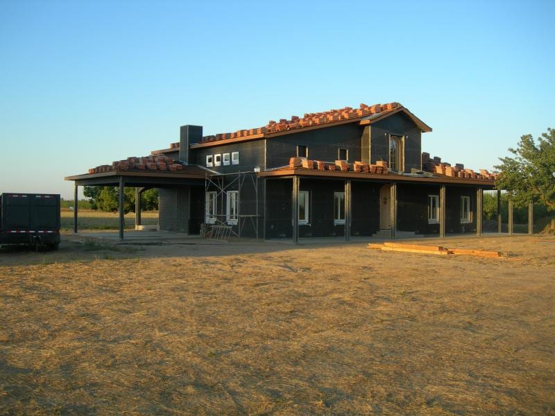 Chowchilla custom home framing and stucco: Setting engineered roof trusses with crane assistance