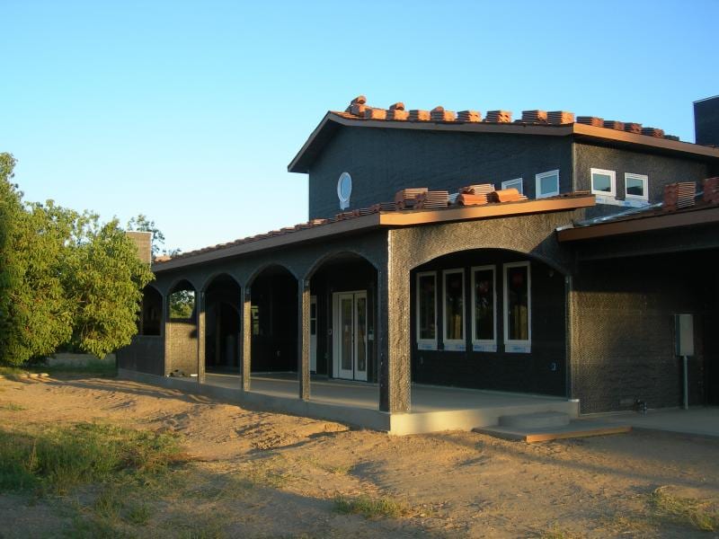 Chowchilla custom home framing and stucco: Plywood roof sheathing and seismic shear wall installation