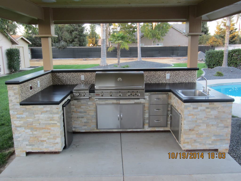 Covered stone outdoor kitchen: Covered stone outdoor kitchen: construction progress and structural craftsmanship