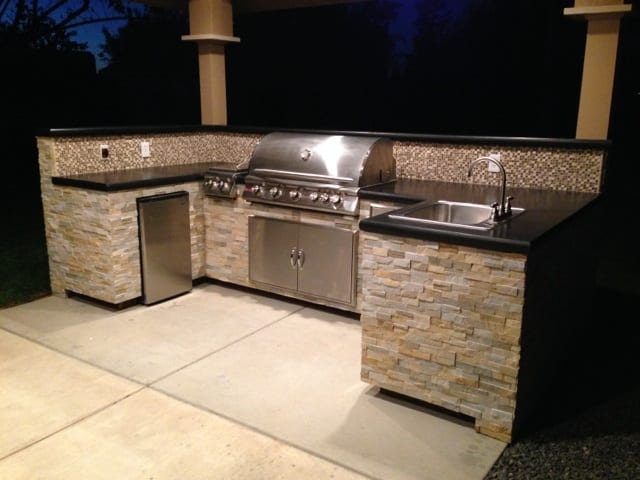 Covered stone outdoor kitchen: Covered stone outdoor kitchen: construction progress and structural craftsmanship