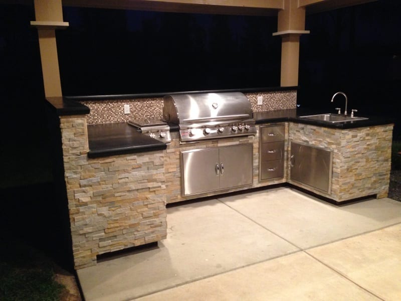 Covered stone outdoor kitchen: Covered stone outdoor kitchen: construction progress and structural craftsmanship